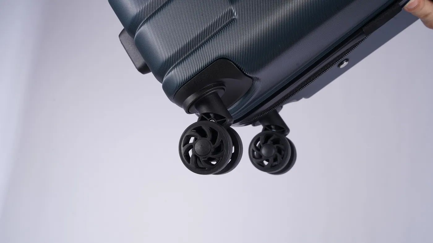 Coolife expandable luggage spinner wheel close-up