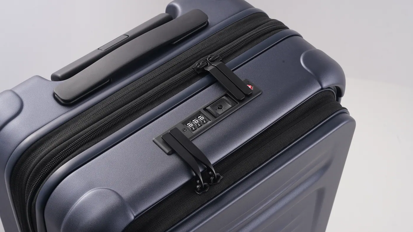 Coolife front pocket carry-on lock detail