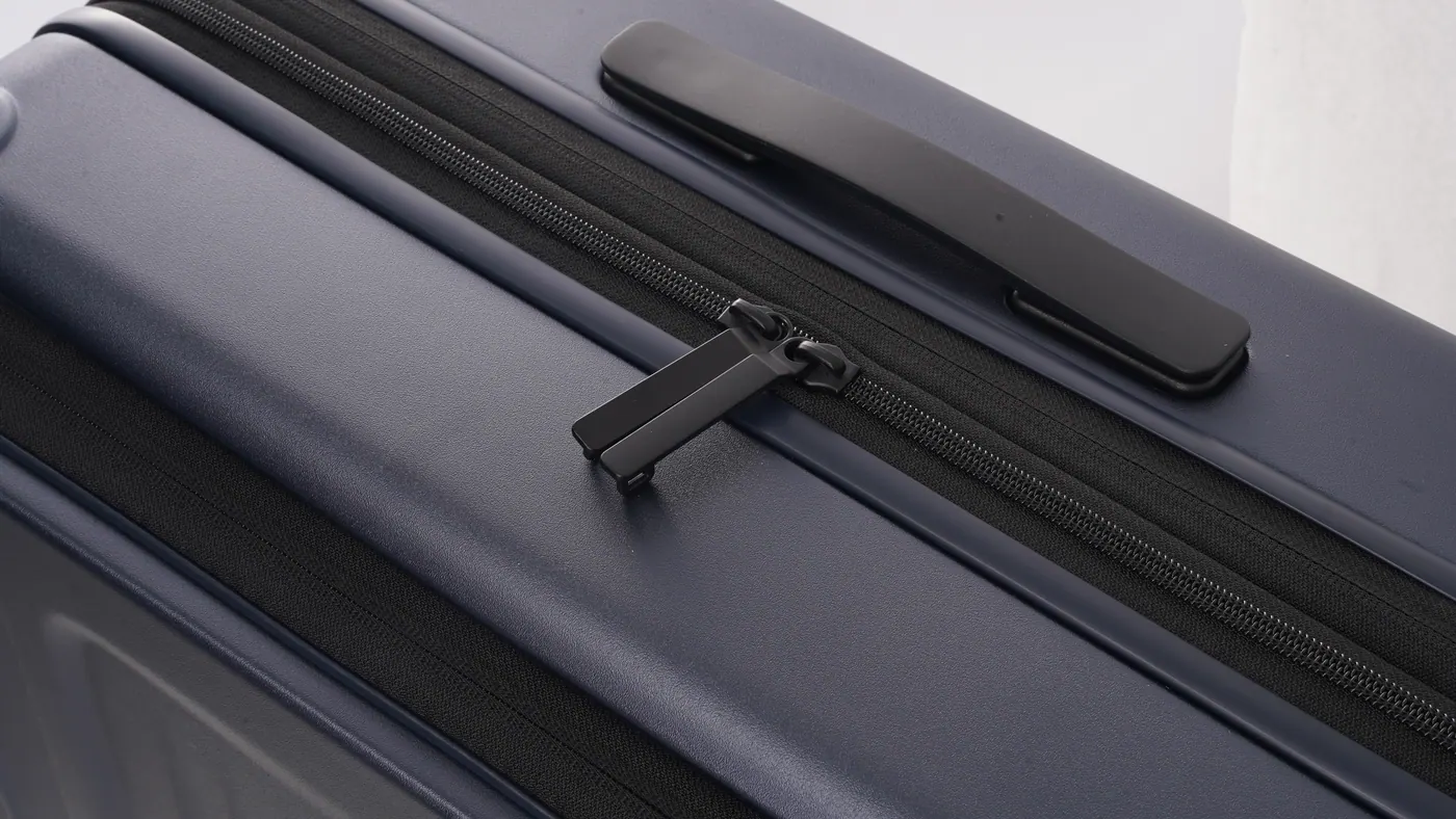 Coolife front pocket carry-on zipper close-up